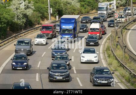 Verkehr, Autos, Stadtautobahn A100, Höhe Sachsendamm, Schöneberg, Tempelhof-Schöneberg, Berlino, Deutschland Foto Stock