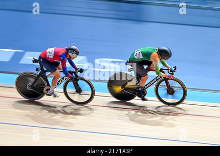 Lara Gillespie Ireland conquista la vittoria nell'eliminazione femminile seguita da Anita Yvonne Stenberg Norvegia durante il quinto round della UCI Track Champions League 2023 al Lee Valley VeloPark di Londra, l'11 novembre 2023. Foto di Phil Hutchinson. Solo per uso editoriale, licenza necessaria per uso commerciale. Nessun utilizzo in scommesse, giochi o pubblicazioni di un singolo club/campionato/giocatore. Foto Stock