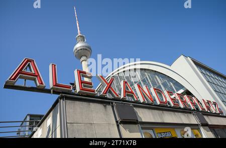 Bahnhof, Fernsehturm, Schriftzug Alexanderplatz, Mitte, Berlino, Deutschland *** didascalia locale *** , Berlino, Deutschland Foto Stock