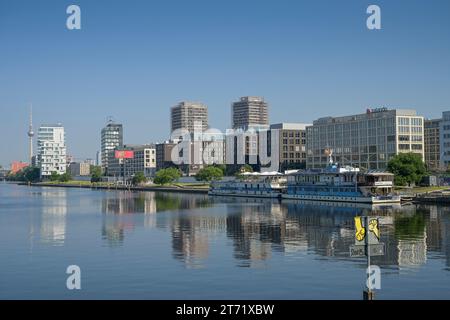 Spree, Hochhäuser an der Mühlenstraße, Mediaspree, Friedrichshain, Friedrichshain-Kreuzberg, Berlino, Deutschland *** didascalia locale *** , Berlino, Deuts Foto Stock