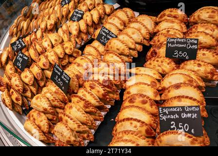 Empanadas esposte al mercato la Boqueria, Barcellona, Spagna Foto Stock