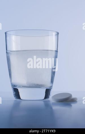 primo piano della compressa frizzante caduta in acqua; primo piano della compressa frizzante caduta in acqua Foto Stock