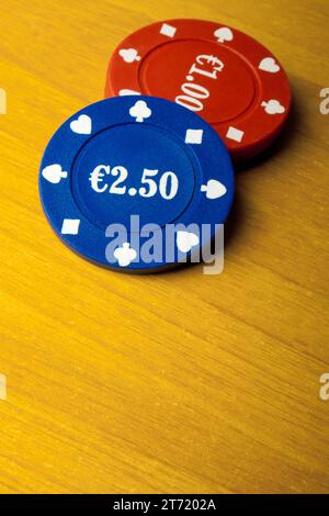 primo piano dei chip di gioco sul legno Foto Stock