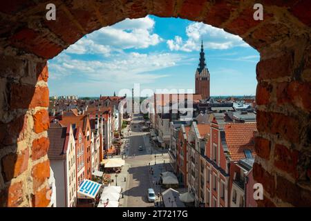 2022-06-25. Città vecchia di Elblag vista dalla finestra della torre Market Gate. Elblag, Polonia Foto Stock