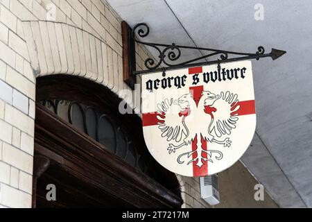 Segui l'ingresso della George & Vulture Chop House a St Michael's Alley, Square Mile, Londra, Inghilterra Foto Stock