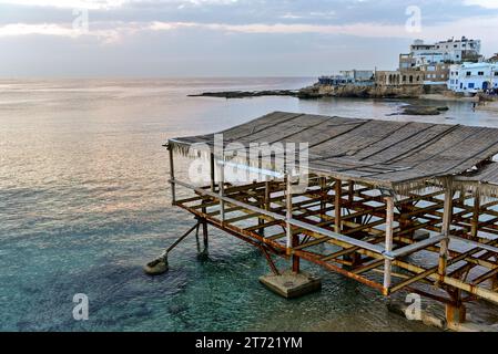 Vista della Baia di Batroun con cena di prima mattina sulla terrazza sul tetto del ristorante le Marin a Batroun, Libano Foto Stock