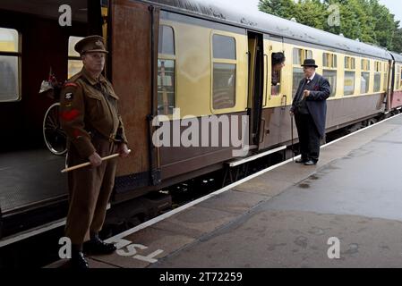 Reenattori raffiguranti Churchill e la sua guardia militare nel fine settimana del 1940 sulla West Somerset Railway, Minehead, Somerset, settembre 2023 Foto Stock