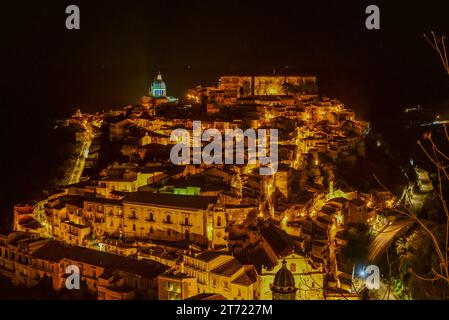 Vista notturna delle chiese e dei palazzi di Ragusa Ibla dall'esterno della chiesa di Santa Maria delle scale a Ragusa Surperiore, Sicilia, Italia Foto Stock