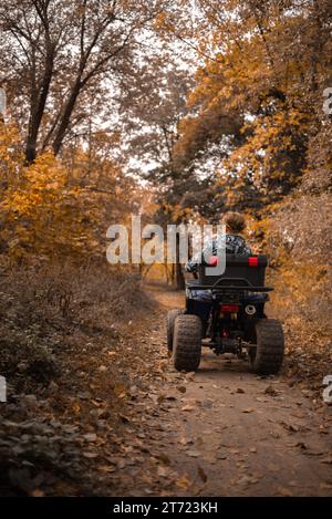 Un viaggio in ATV sulla strada rossa. Foto Stock