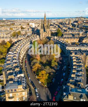 Vista aerea in autunno delle strade e delle abitazioni nel West End di Edimburgo, Scozia, Regno Unito. Guardando verso la chiesa episcopale di Santa Maria lungo Grosvenor an Foto Stock