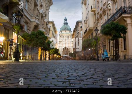 Vista sulla strada di Zrínyi con vista su St la basilica di Stefano Foto Stock