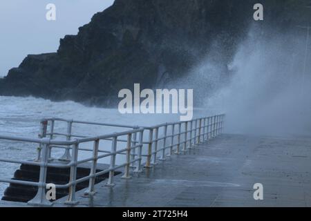 Aberystwyth Galles Regno Unito tempo 13 novembre 2023 Storm Debi colpisce la costa occidentale del Galles, credito : mikedavies/Alamy Live News Foto Stock