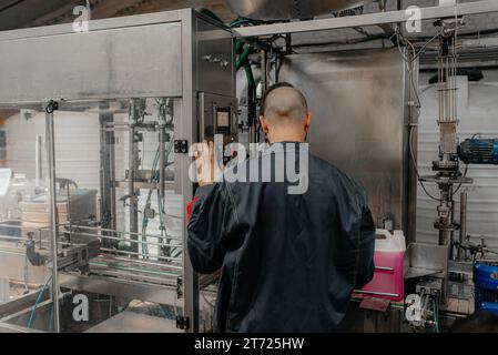 Ritratto di Young Professional Heavy Industry Engineer Foto Stock