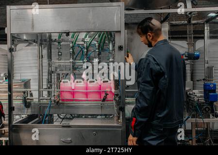 Ritratto di Young Professional Heavy Industry Engineer. Foto Stock