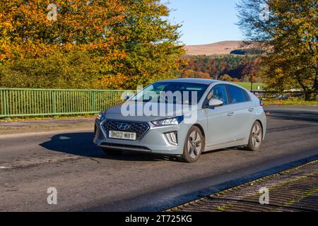 2022 Hyundai Ioniq Premium se HEV S-A GDI 141 HEV DCT Auto Start/Stop Grey Car Hatchback Hybrid Electric 1580 cc; attraversamento del ponte autostradale a Manchester, Regno Unito Foto Stock