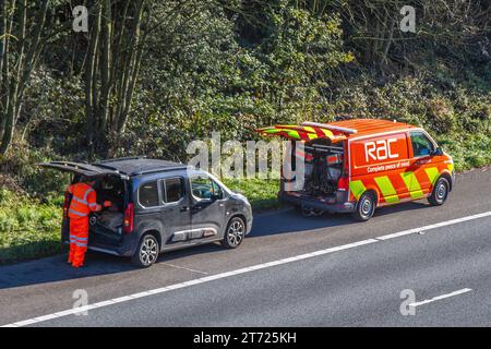 Furgone RAC 24 ore recupero stradale di emergenza, attrezzatura di traino, guasto, fuori carica, Citroen e-Berlingo Flair XTR M 136 L1H1 SWB 50 kWh batteria Auto Nero piccola MPV elettricità 100 kW Foto Stock