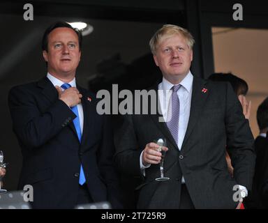 Foto del file datata 27 luglio 2012 mostra il sindaco di Londra Boris Johnson (R) e il primo ministro britannico James Cameron durante la cerimonia di apertura dei Giochi Olimpici di Londra 2012 allo Stadio Olimpico di Londra, i Giochi Olimpici di Londra, Regno Unito. L'ex leader britannico David Cameron è stato nominato nuovo Segretario degli Esteri del paese lunedì, in una nomina a sorpresa fatta dal primo Ministro Rishi Sunak mentre rimescolava la sua squadra di punta. David Cameron, 57 anni, è stato primo ministro britannico dal 2010 al 2016, rassegnandosi dopo l'esito del referendum sulla Brexit, quando la Gran Bretagna ha votato per lasciare l'Unione europea. Foto di ABACAPRES Foto Stock