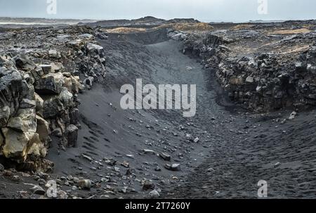 Vista dal ponte tra i continenti a Sandvik, Islanda. Attraversa il sempre più ampio divario tra le placche tettoniche dell'Europa e del Nord America Foto Stock