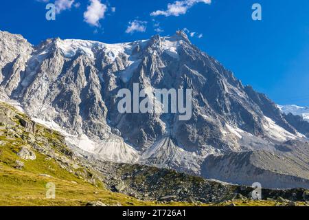 Aiguilles de Chamonix: Aiguille du Midi, Aiguille du Plan, Grepon, splendido paesaggio montano delle Alpi Blaitiere a Plan d'Aiguilles nella valle di Chamonix Foto Stock