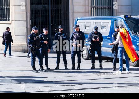 Protesta contro una futura legge sull'amnistia a Siviglia, in Spagna. 12 novembre 2023. La gente protesta nel centro della città. La manifestazione convocata dal Partito Popolare (PP) in tutte le capitali provinciali per protestare contro una futura legge di amnistia dopo il patto PSOE con Junts e ERC. Crediti fotografici: Frank Molter/Alamy Live News Foto Stock