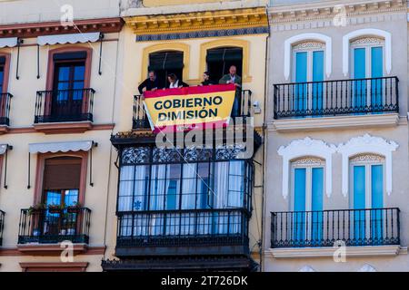 Protesta contro una futura legge sull'amnistia a Siviglia, in Spagna. 12 novembre 2023. La gente protesta nel centro della città. La manifestazione convocata dal Partito Popolare (PP) in tutte le capitali provinciali per protestare contro una futura legge di amnistia dopo il patto PSOE con Junts e ERC. Crediti fotografici: Frank Molter/Alamy Live News Foto Stock