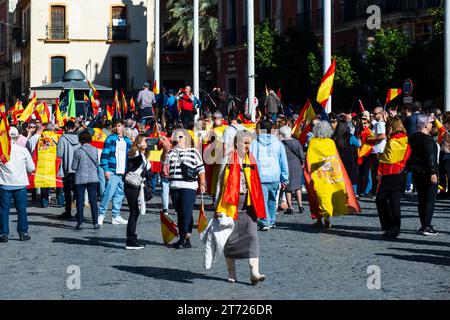 Protesta contro una futura legge sull'amnistia a Siviglia, in Spagna. 12 novembre 2023. La gente protesta nel centro della città. La manifestazione convocata dal Partito Popolare (PP) in tutte le capitali provinciali per protestare contro una futura legge di amnistia dopo il patto PSOE con Junts e ERC. Crediti fotografici: Frank Molter/Alamy Live News Foto Stock