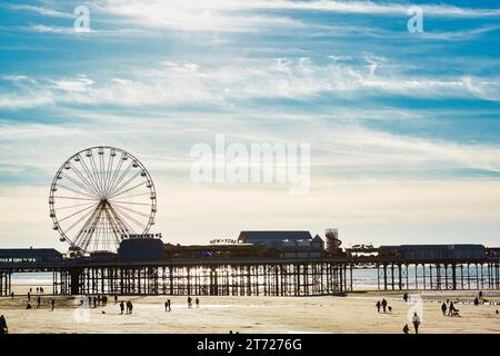 Foto del paesaggio urbano della ruota del traghetto a Blackpool Foto Stock