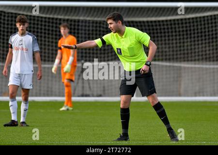 Swansea, Galles. 11 novembre 2023. L'arbitro John Duffy durante l'incontro Under 18 Professional Development League tra Swansea City e Millwall alla Swansea City Academy di Swansea, Galles, Regno Unito, l'11 novembre 2023. Crediti: Duncan Thomas/Majestic Media. Foto Stock