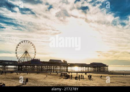 Foto del paesaggio urbano della ruota del traghetto a Blackpool Foto Stock