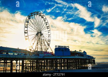 Foto del paesaggio urbano della ruota del traghetto a Blackpool Foto Stock