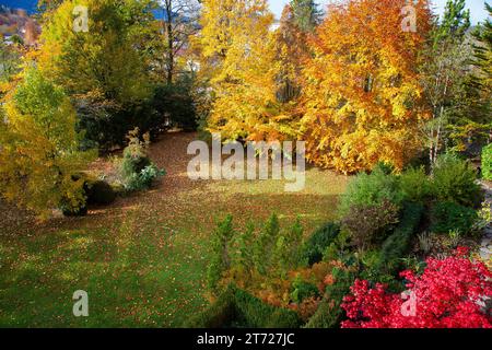 DE - BAVARIA: Giardino autunnale privato lungo il fiume Isar, Bad Toelz, Oberbayern Foto Stock