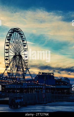 Foto del paesaggio urbano della ruota del traghetto a Blackpool Foto Stock