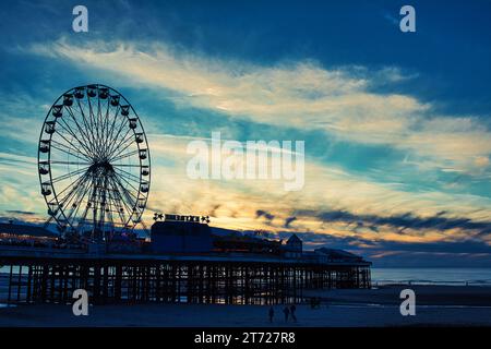 Foto del paesaggio urbano della ruota del traghetto a Blackpool Foto Stock