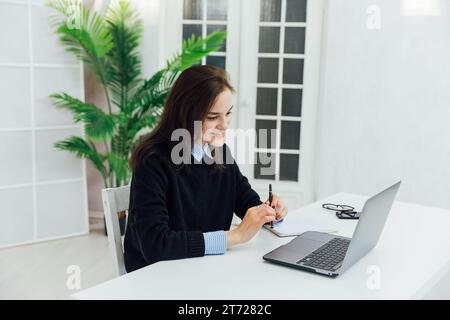 Donna al computer in ufficio a un lavoro remoto comunicazione Internet lavoro IT comunicazione apprendimento online Foto Stock