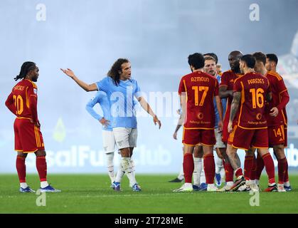 Roma, Italie. 12 novembre 2023. I giocatori della Roma e della Lazio litigano tra loro durante la partita di campionato italiano di serie A tra SS Lazio e AS Roma il 12 novembre 2023 allo Stadio Olimpico di Roma, Italia - foto Federico Proietti/DPPI Credit: DPPI Media/Alamy Live News Foto Stock