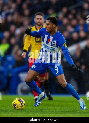 Brighton e Joao Pedro di Hove Albion in azione durante la partita di Premier League all'AMEX, Brighton e Hove. Data foto: Domenica 12 novembre 2023. Foto Stock