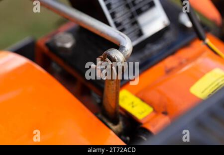 coppiglia per la regolazione della leva del cambio nel trattore con operatore a terra prima del rodaggio e dell'inizio del lavoro. Foto Stock