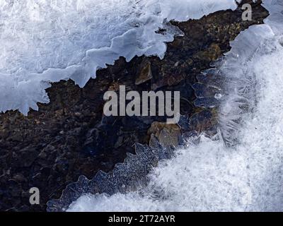 consistenze di ghiaccio su un fiume ghiacciato Foto Stock