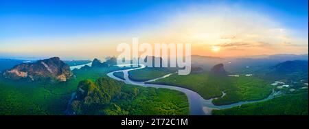 Panorama della baia di Phang Nga con montagne al tramonto in Thailandia. Foto Stock