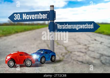 12 novembre 2023: Due macchinine giocattolo sulla scena di un incidente con un cartello stradale etichettato November 30 Insurance Change PHOTOMONTAGE *** Zwei Spielzeugautos bei einer Unfallszene mit einem Verkehrsschild mit Aufschrift 30. Novembre Versicherungswechsel FOTOMONTAGE Credit: Imago/Alamy Live News Foto Stock