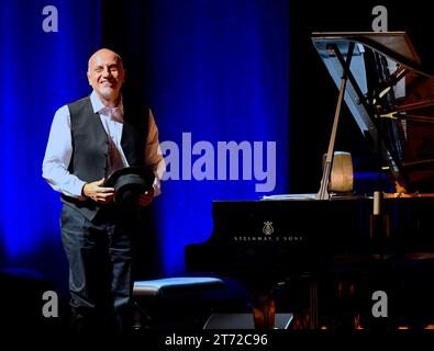 ARCIMBOLDI MILANO, Milano, Italia, 12 novembre 2023, Danilo Rea durante FIORELLA MANNOIA DANILO REA - luce - Concerto musicale per cantante italiano Foto Stock