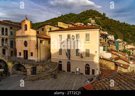 Chiesa Oratorio di San Bartolomeo und das Rathaus Municipio ad Apricale, Ligurien, Italien, Europa | Oratorio di San Bartolomeo e municipio Foto Stock