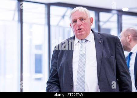 13.11.2023 - NRW-Gesundheitsminister Karl-Josef Laumann CDU beim 46. Deutschen Krankenhaustag unter dem motto Zeitenwende für Krankenhäuser Rahmen der medica., Düsseldorf Nordrhein-Westfalen Deutschland Messe **** 13 11 2023 il Ministro della salute dell'NRW Karl Josef Laumann CDU alla 46a giornata dell'ospedale tedesco con il motto Turning Point for Hospitals at medica, Düsseldorf Renania settentrionale-Vestfalia Germania credito: Imago/Alamy Live News Foto Stock