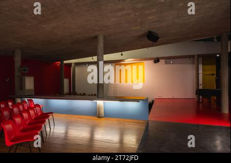 Questa foto mostra uno spazio interno contemporaneo con sedie vuote e un bar sullo sfondo Foto Stock