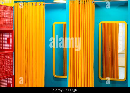 Mobili arcobaleno nello spogliatoio Foto Stock