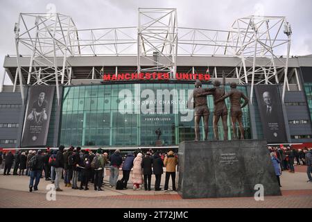 Manchester, Regno Unito. 13 novembre 2023. I tifosi si riuniscono fuori Old Trafford per rendere omaggio al funerale di Sir Bobby Charlton a Old Trafford, Manchester: Picture Credit dovrebbe leggere: Sportimage Credit: Sportimage Ltd/Alamy Live News Foto Stock