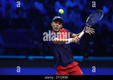 Torino, Italia. 13 novembre 2023. L'australiano Rinky Hijikata in azione durante il doppio match tra l'olandese Wesley Koolhof e il britannico Neal Skupski contro l'australiano Rinky Hijikata e l'australiano Jason Kubler nella seconda giornata delle finali Nitto ATP World Tour al Pala Alpitour il 13 novembre 2023 a Torino, Italia Credit: Marco Canoniero/Alamy Live News Foto Stock