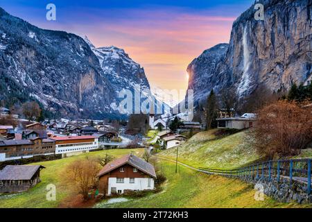 Lauterbrunnen al tramonto nell'Oberland Bernese, Svizzera. Foto Stock