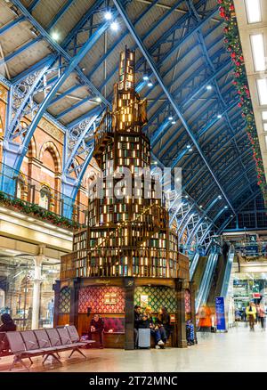Albero di Natale fatto di libri alla stazione di St Pancras a Londra nel 2023, Regno Unito Foto Stock