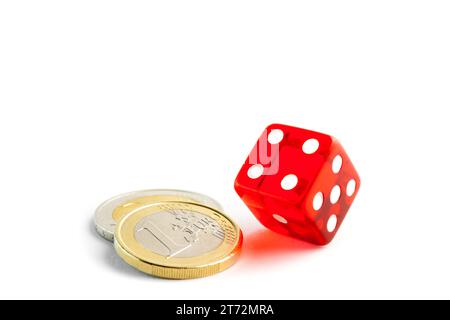 moneta in euro vicino ai dadi su sfondo bianco Foto Stock
